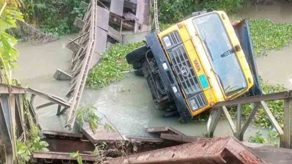 পিরোজপুরে ব্রিজ ভেঙে মালবোঝাই ট্রাক খালে