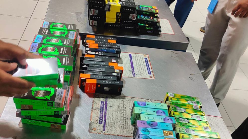 চট্টগ্রাম বিমানবন্দরে ১১ লাখ টাকার ই-সিগারেট জব্দ