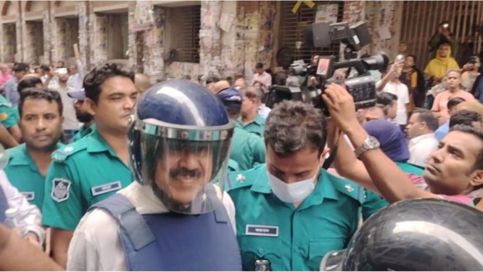 রিমাণ্ড শেষে শাজাহান খান সাংবাদিকদের বললেন আমি ভাল আছি