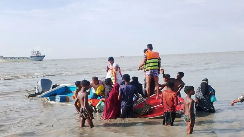 মেঘনায় তলা ফেটে যাত্রীবাহী স্পিডবোট ডুবি