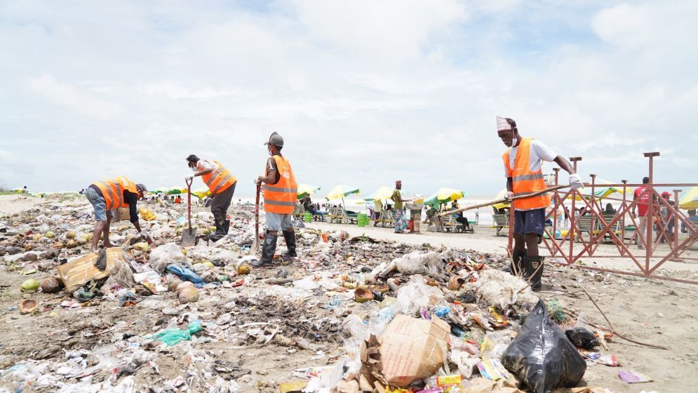 বিশ্ব পরিবেশ দিবস উপলক্ষে কক্সবাজার সৈকত পরিচ্ছন্নতা অভিযান