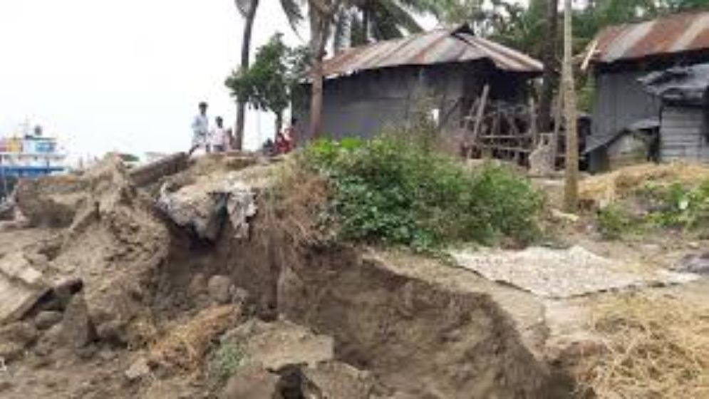 বর্ষার ভাঙনে দিশাহারা নদীপাড়ের মানুষ
