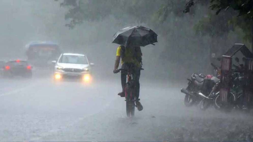 ঢাকায় বৃষ্টির সম্ভাবনা, বাড়তে পারে দিনের তাপমাত্রা