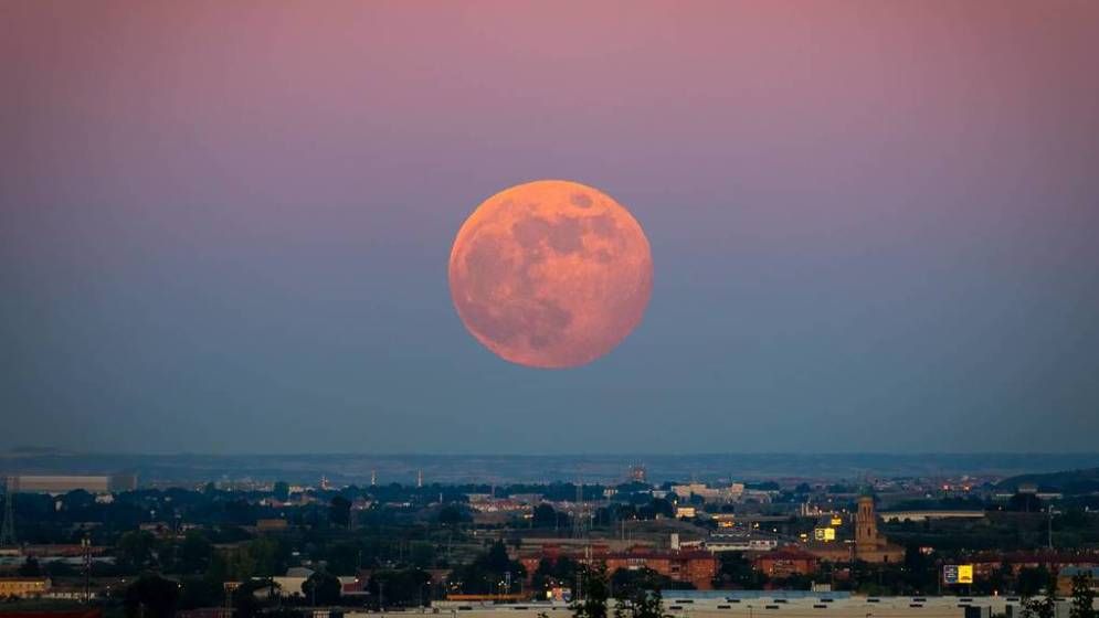 আজ আকাশে দেখা যাবে বিরল ‘স্ট্রবেরি মুন’