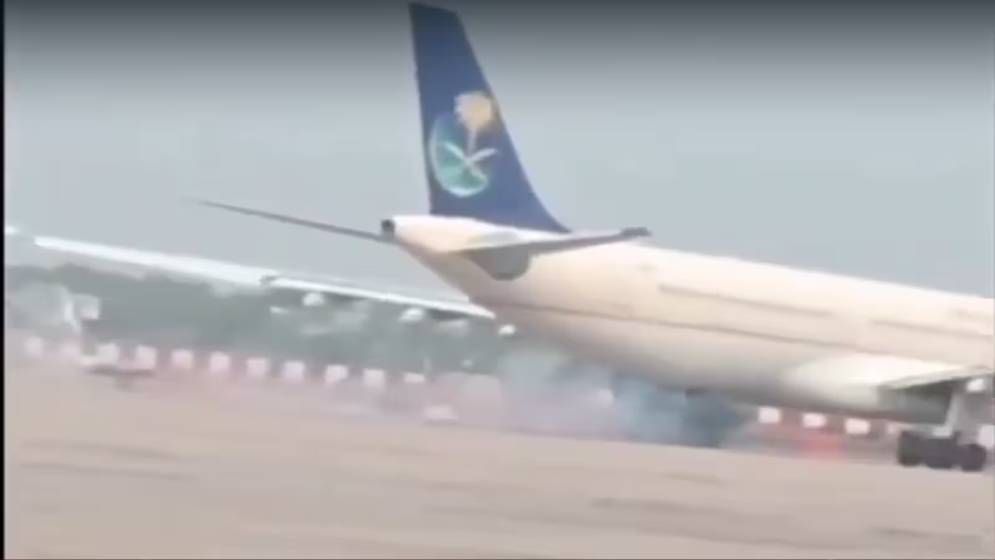 ভারতে বিমানের চাকায় আগুন, রক্ষা পেলেন ২৫০ হজযাত্রী