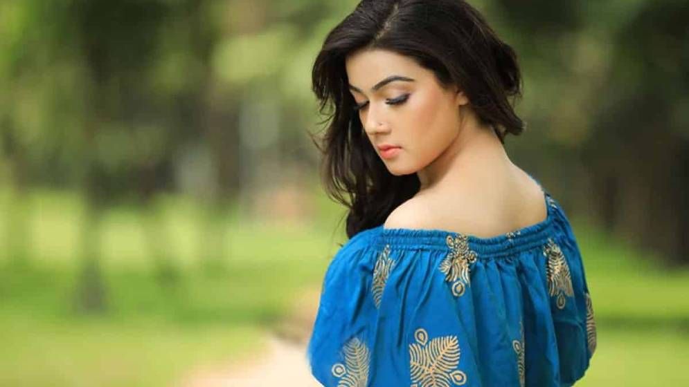 এবার দেশ ছাড়লেন নায়িকা মাহিয়া মাহি