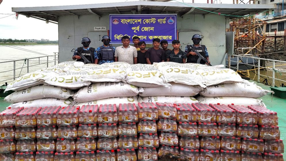 মিয়ানমারে পাচারকালে এনার্জি ড্রিংকস ও সারসহ আটক ৬