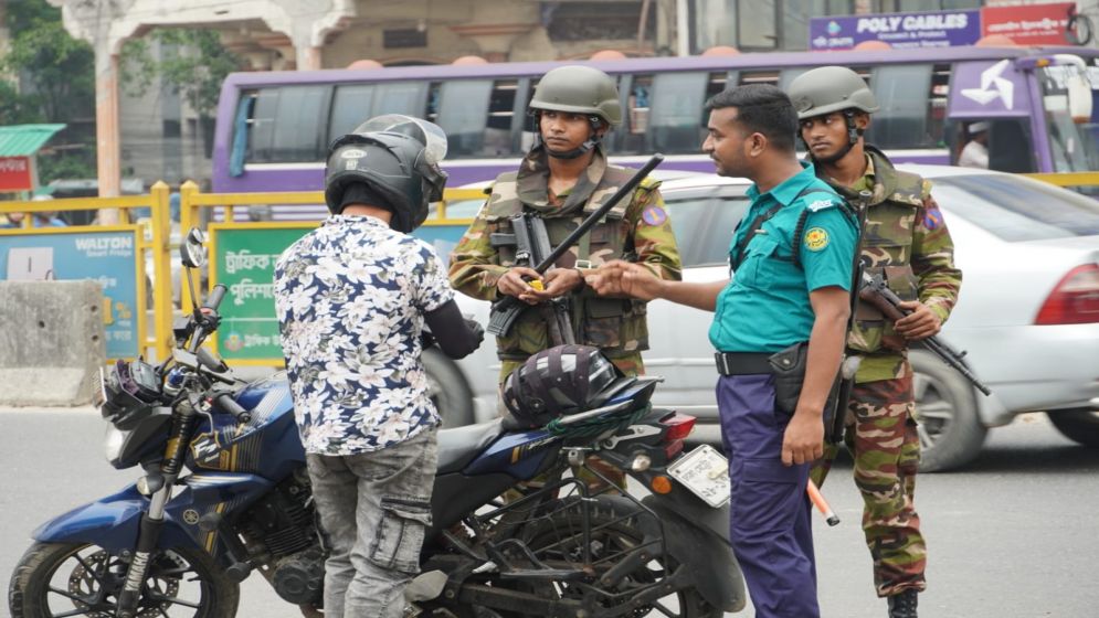 উত্তরার বিএনএস সেন্টার সংলগ্ন সড়কে মোবইলকোর্ট স্থাপন