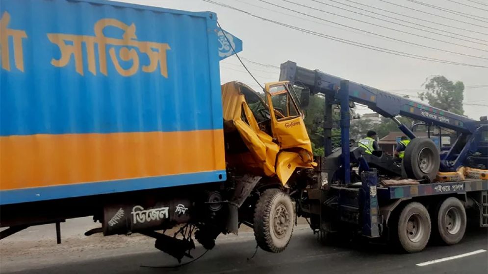 মির্জাপুরে ট্রাকে কাভার্ডভ্যানের ধাক্কা, চালক নিহত
