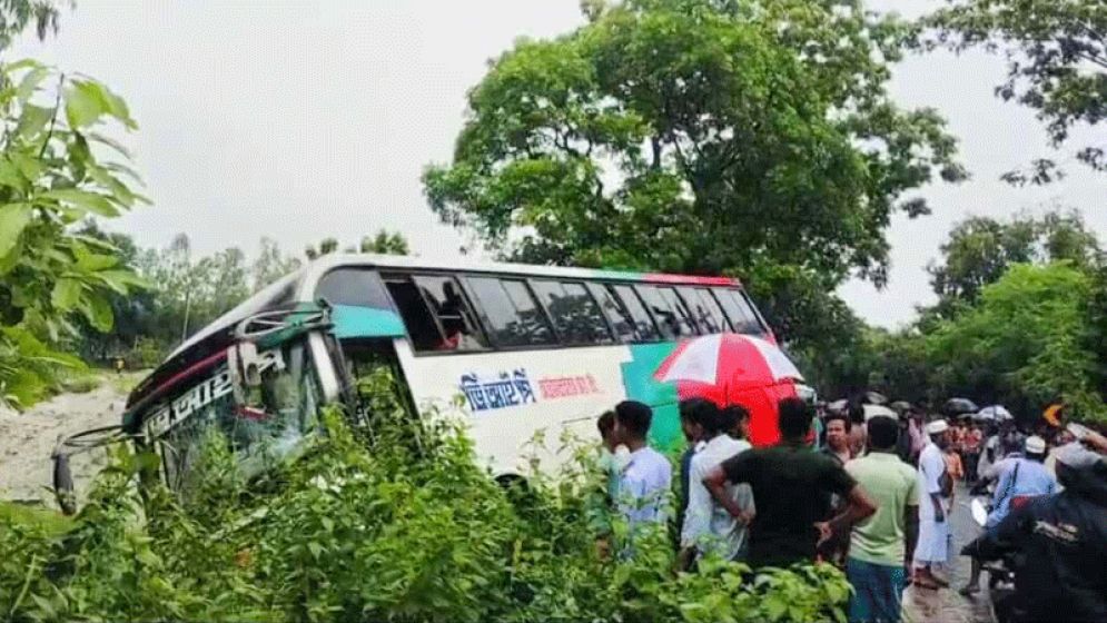 স্কুলে যাওয়া পথে বাসের ধাক্কায় প্রাণ গেল বাবা-মেয়ের