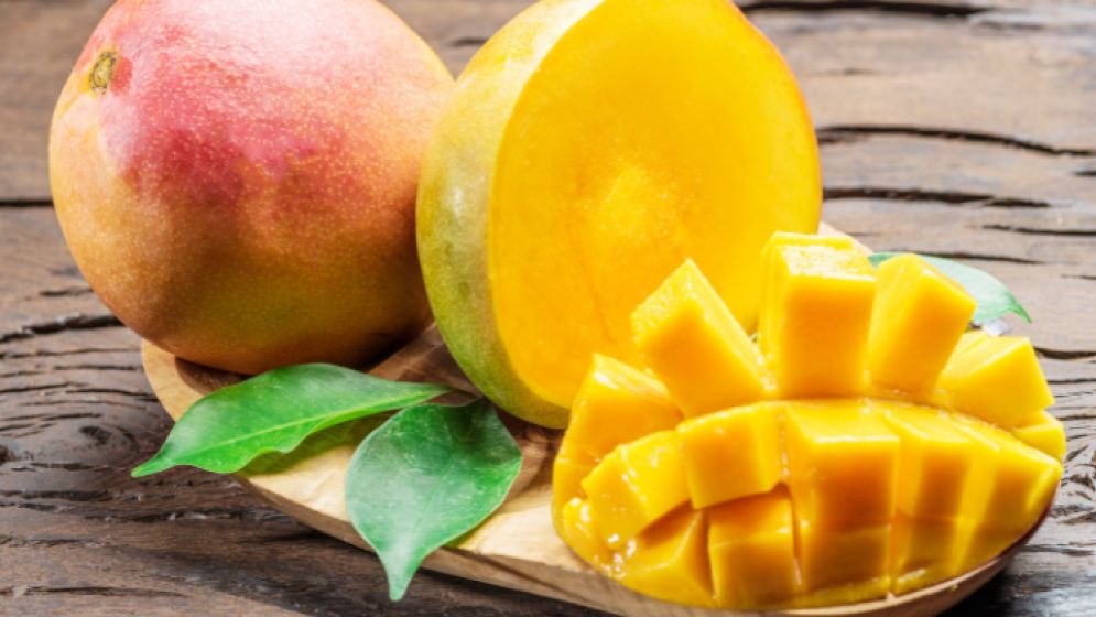 আম খাওয়ার আগে-পরে যে ৫ খাবার খেলে বিপদ