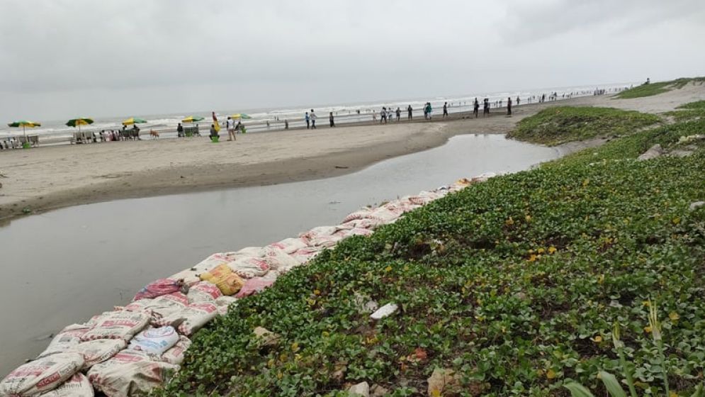 কক্সবাজার সৈকতে উৎকট দুর্গন্ধে টেকা দায়