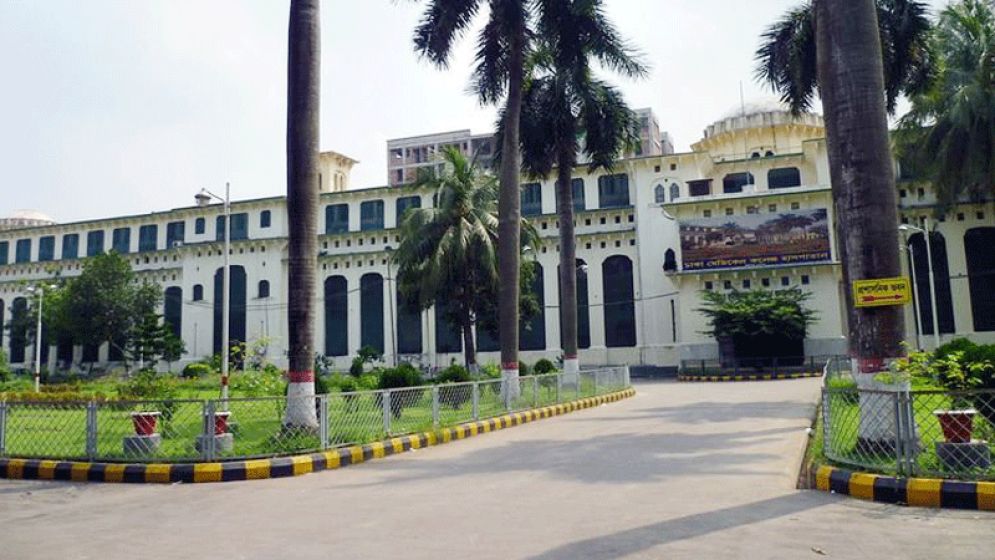 ঢামেক অনির্দিষ্টকাল বন্ধ ঘোষণা, হল ছাড়ার নির্দেশ