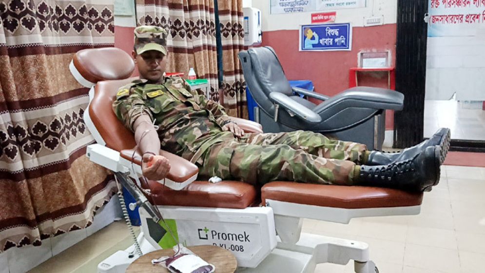 রক্ত দিয়ে প্রসূতিকে বাঁচালেন টহলরত সেনাসদস্য
