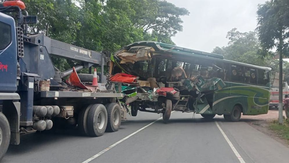 গোপালগঞ্জে দাঁড়িয়ে থাকা ট্রাকে ৩ বাসের ধাক্কা, পুলিশ কর্মকর্তাসহ নিহত ২