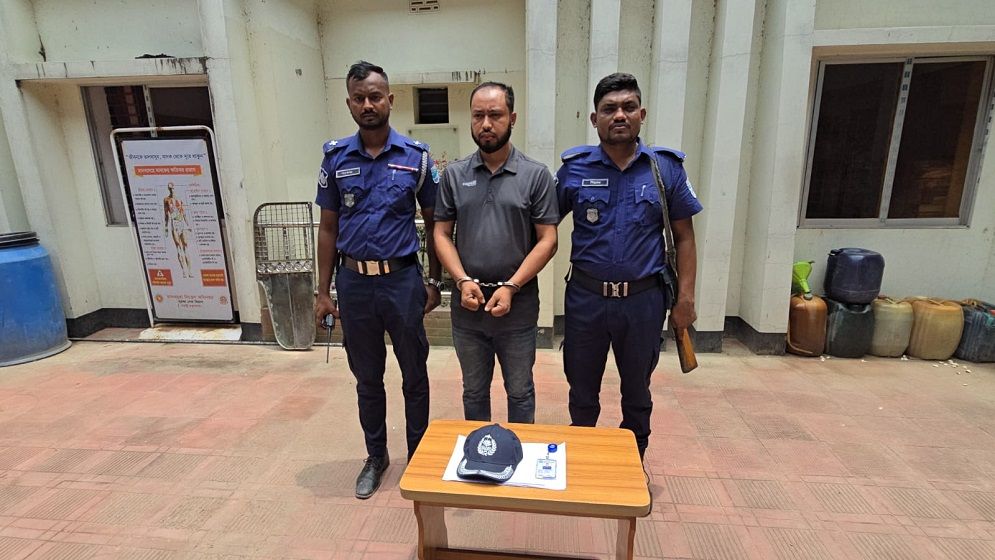 রূপগঞ্জে ভুয়া এডিশনাল এসপি গ্রেপ্তার