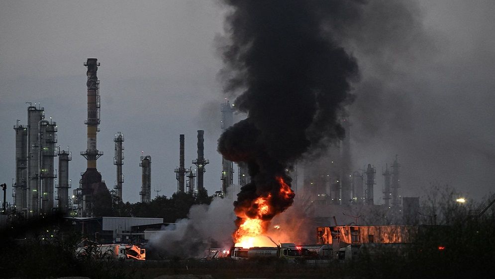 ইরানি মিসাইল হামলায় বিধ্বস্ত ইসরায়েলের তেল শোধনাগার, নিহত ৩