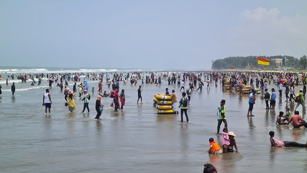 ঈদের ছুটিতে কক্সবাজার সমুদ্র সৈকতে পর্যটকদের বাঁধ ভাঙ্গা উল্লাস