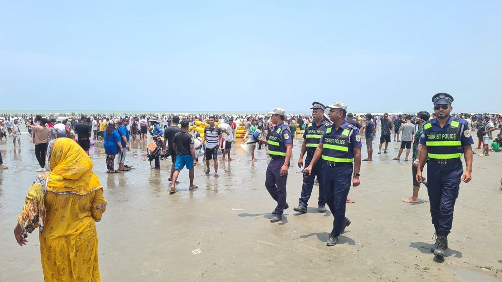 ঈদের ছুটিতে কক্সবাজার সমুদ্র সৈকতে পর্যটকদের বাঁধ ভাঙ্গা উল্লাস