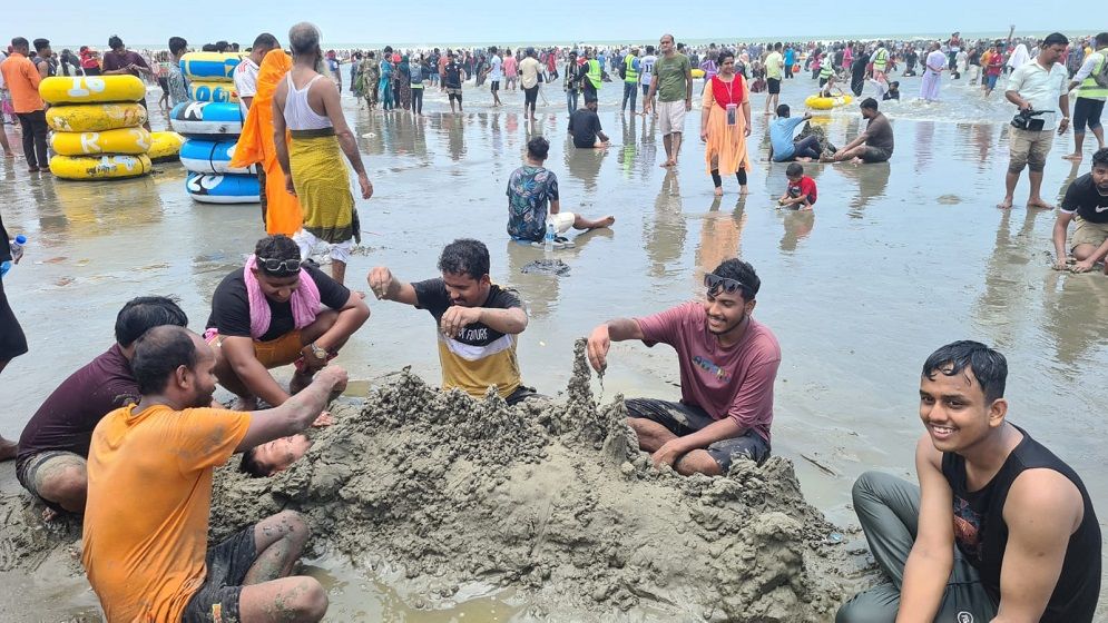 ঈদের ছুটিতে কক্সবাজার সমুদ্র সৈকতে পর্যটকদের বাঁধ ভাঙ্গা উল্লাস