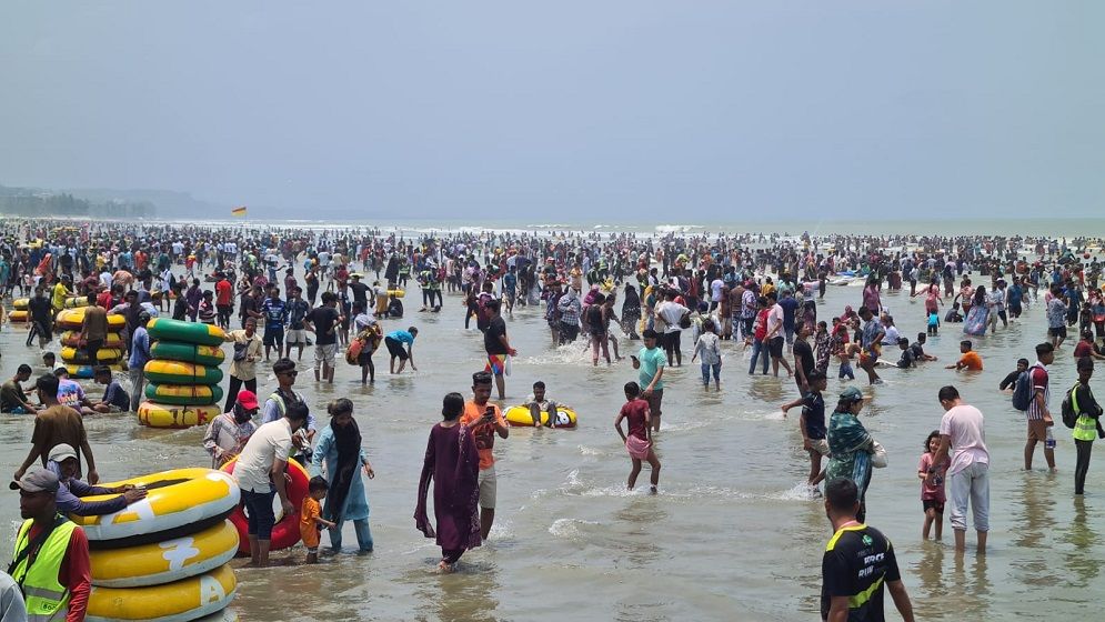 ঈদের ছুটিতে কক্সবাজার সমুদ্র সৈকতে পর্যটকদের বাঁধ ভাঙ্গা উল্লাস