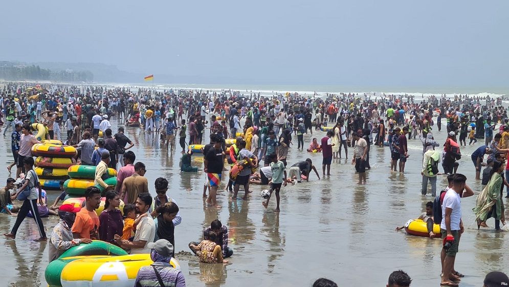ঈদের ছুটিতে কক্সবাজার সমুদ্র সৈকতে পর্যটকদের বাঁধ ভাঙ্গা উল্লাস