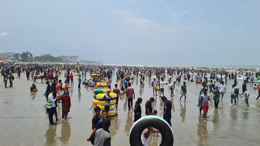 ঈদের ছুটিতে কক্সবাজার সমুদ্র সৈকতে পর্যটকদের বাঁধ ভাঙ্গা উল্লাস