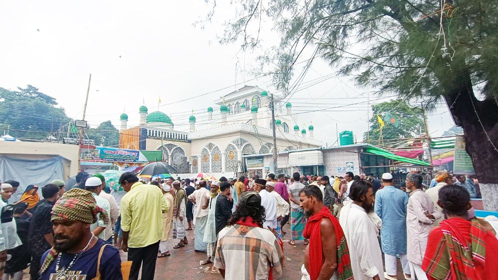 আনোয়ারায় শাহ্ মোহছেন আউলিয়ার ওরশে ভক্তদের ঢল