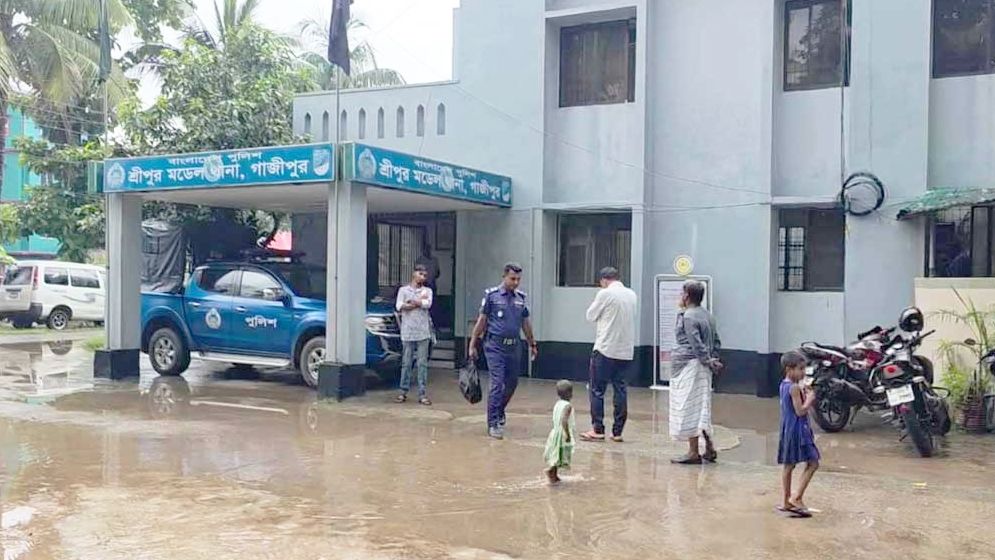 গাজীপুরে ডাকাতি, কুপিয়ে-পিটিয়ে দুজনকে হত্যা