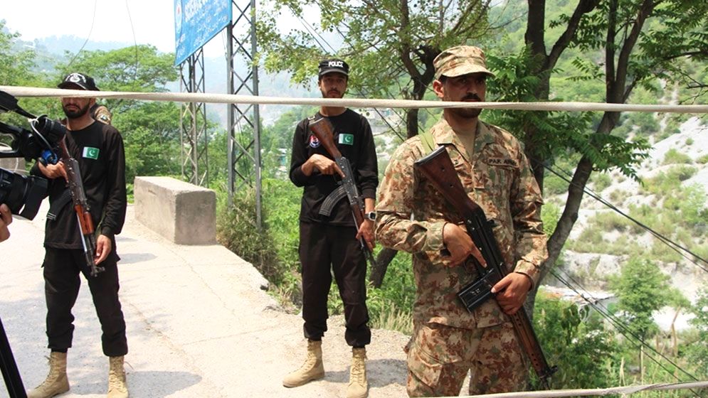 পাকিস্তানে আত্মঘাতী বোমা হামলায় ১৩ সেনা নিহত