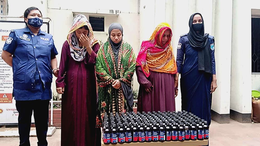 রূপগঞ্জে ফেনসিডিলসহ তিন নারী মাদককারবারি গ্রেপ্তার