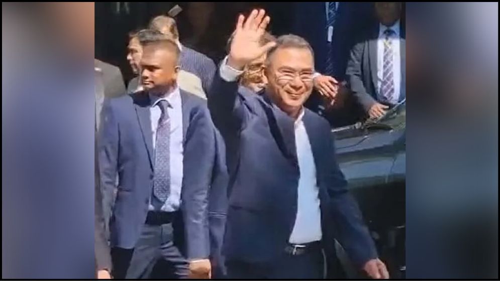 বৈঠক শেষে হাসিমুখে বের হলেন তারেক রহমান