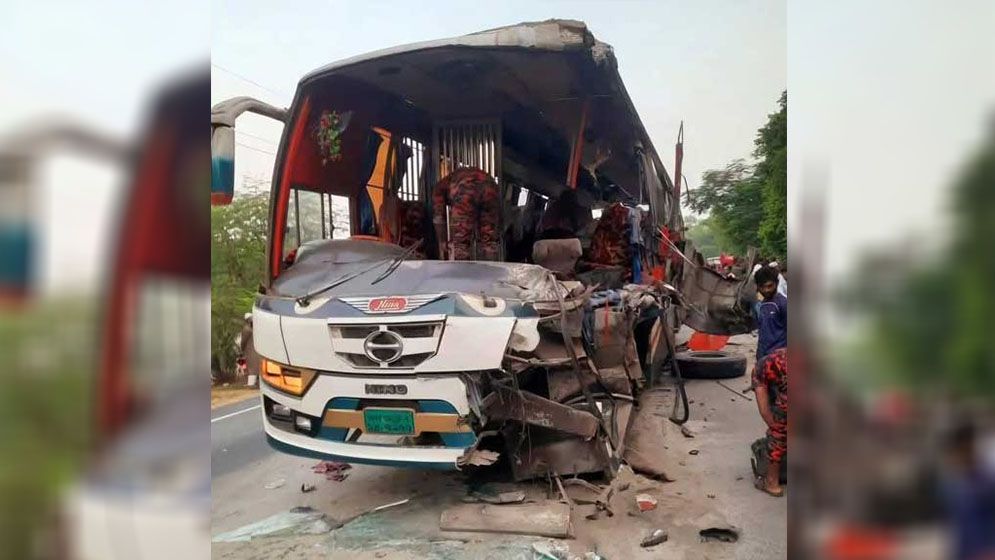 দিনাজপুরে দাঁড়িয়ে থাকা ট্রাকে বাসের ধাক্কা, নিহত ৫