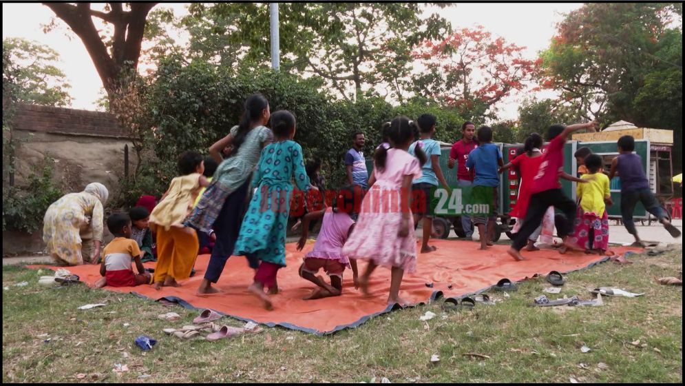 পথশিশুদের জন্য মোবাইল স্কুল