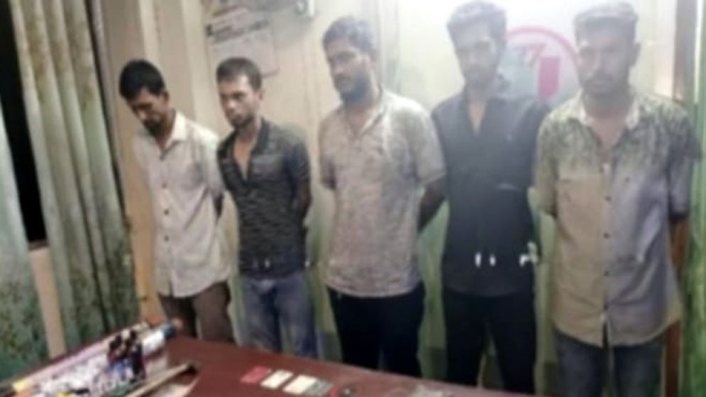 কুষ্টিয়ায় ‘টর্চার সেলের’ সন্ধান, অস্ত্রসহ আটক ৫