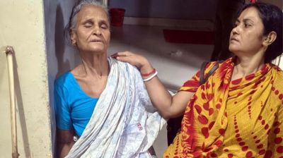 ভরণপোষণের খরচ চাওয়ায় বৃদ্ধা মাকে পেটালেন ছেলে ও পুত্রবধূ