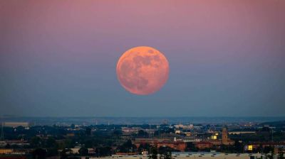 আজ আকাশে দেখা যাবে বিরল ‘স্ট্রবেরি মুন’
