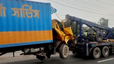 মির্জাপুরে ট্রাকে কাভার্ডভ্যানের ধাক্কা, চালক নিহত