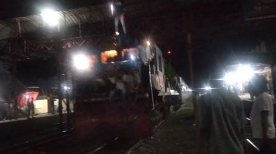 যান্ত্রিক ত্রুটি : মোবাইল ফোনের টর্চের আলোয় চলল ট্রেন