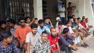 ইপিজেড বাস্তবায়নের দাবিতে উপজেলা পরিষদে ছাত্র-জনতার অবস্থান