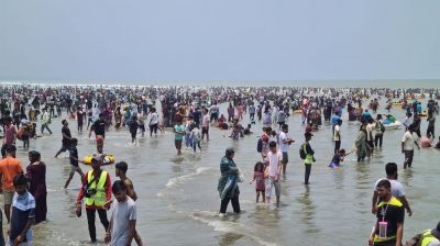 ঈদের ছুটিতে কক্সবাজার সমুদ্র সৈকতে পর্যটকদের বাঁধ ভাঙ্গা উল্লাস