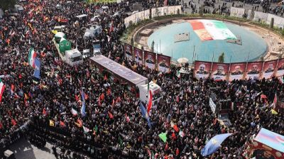 হাজারো মানুষের উপস্থিতিতে তেহরানে শীর্ষ সামরিক কর্মকর্তাদের রাষ্ট্রীয় মর্যাদায় জানাজা