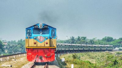 ইঞ্জিন বিকল হয়ে মাঝপথে থেমে গেল কক্সবাজার এক্সপ্রেস