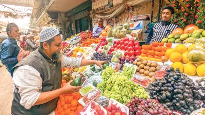 দেশি ফলের বিক্রি বেশি, দাম কমেছে আমদানিকৃত ফলের