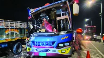 পদ্মা সেতুতে বাস-ট্রাক সংঘর্ষে চালকসহ নিহত ২, আহত অন্তত ১০