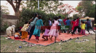 পথশিশুদের জন্য মোবাইল স্কুল