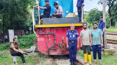 সীতাকুণ্ডে মালবাহী ট্রেনের ইঞ্জিন লাইনচ্যুত