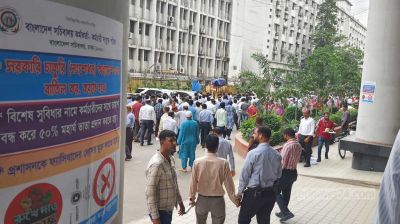 সচিবালয়ে প্রশাসনিক ভবন অবরোধ করে বিক্ষোভ