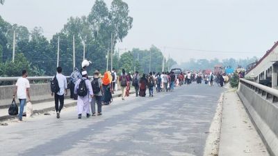 গাড়ি না পেয়ে হেঁটেই ঢাকামুখী যাত্রা