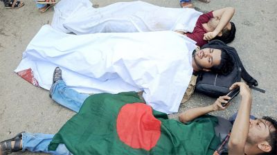 নতুনবাজারে পুলিশের অ্যাকশন : রাস্তায় শুয়ে পড়লেন ইউআইইউ শিক্ষার্থীরা